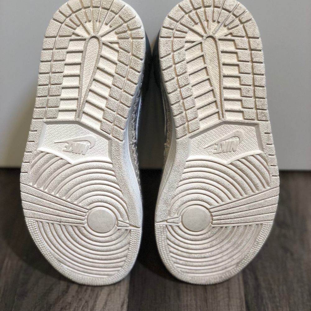 Nike Air Jordan 1 Retro High Sneaker, Womens 5.5 - Picture 4 of 7